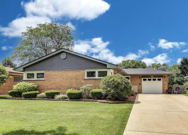 Property at 207 E Berkshire Ln, Mount Prospect, IL 60056, 3 beds, 1.5 baths