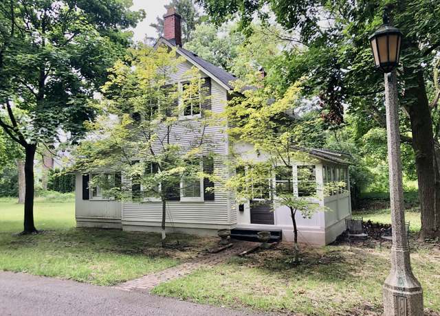 Property at 870 Woodbine Pl, Lake Forest, IL 60045, 3 beds, 1 bath