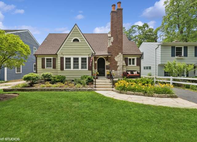 Property at 641 Highview Ter, Lake Forest, IL 60045, 3 beds, 2 baths