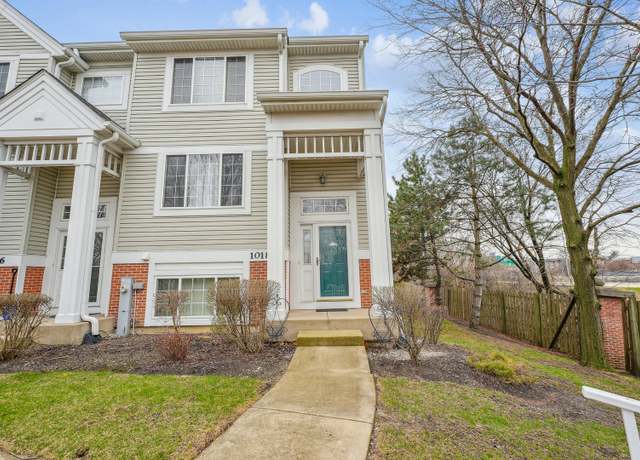Property at 1018 Savoy Ct, Elk Grove Village, IL 60007, 2 beds, 2.5 baths