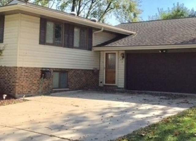 Property at 702 Auburn Cir, Schaumburg, IL 60193, 4 beds, 2 baths