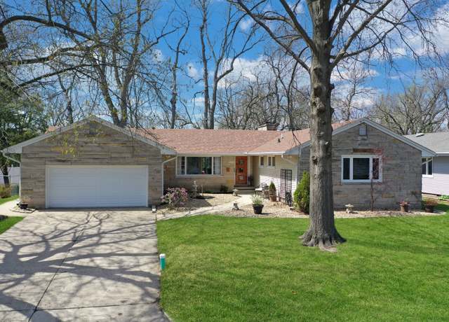 Property at 3 Eastmoreland Pl, Decatur, IL 62521, 3 beds, 2.5 baths