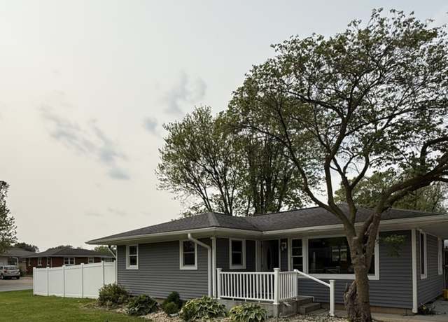 Property at 95 Manhattan Dr, Streator, IL 61364, 3 beds, 2 baths