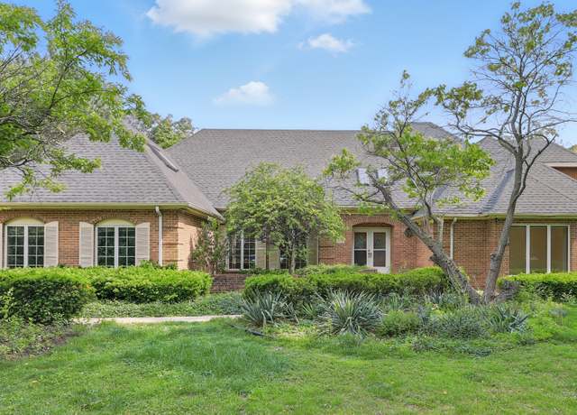 Property at 812 Saint Stephens Grn, Oak Brook, IL 60523, 5 beds, 4.5 baths