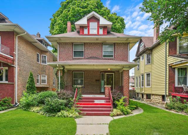 Property at 226 N Austin Blvd, Oak Park, IL 60302, 4 beds, 2.5 baths