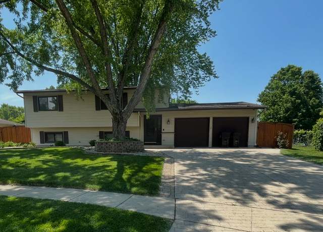 Property at 969 Camelot Pl, Crystal Lake, IL 60014, 4 beds, 2 baths