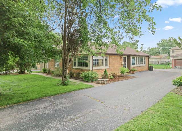 Property at 9965 Elm Circle Dr, Oak Lawn, IL 60453, 2 beds, 1 bath
