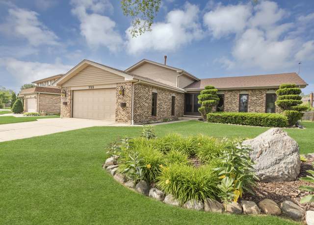 Property at 722 Seafarer Dr, Schaumburg, IL 60193, 3 beds, 3 baths