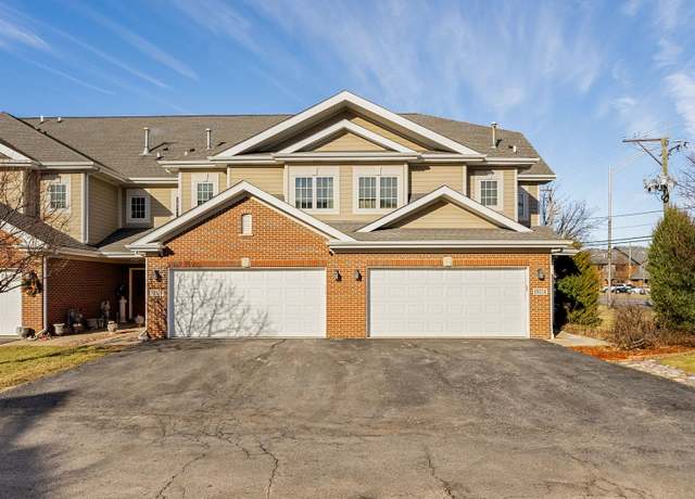 Property at 10024 S Roberts Rd, Palos Hills, IL 60465, 2 beds, 2.5 baths