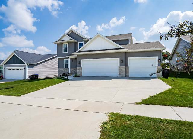 Property at 2512 Savanna Rd, Bloomington, IL 61705, 3 beds, 2.5 baths