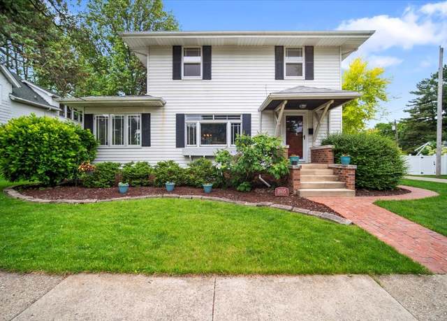 Property at 1605 E Taylor St, Bloomington, IL 61701, 3 beds, 1.5 baths