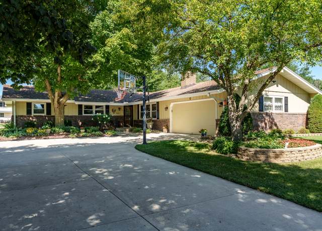 Property at 3606 Fleetwood Dr, Rockford, IL 61101, 4 beds, 2.5 baths