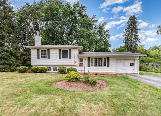 Property at 4818 Strong Rd, Crystal Lake, IL 60014, 3 beds, 2 baths