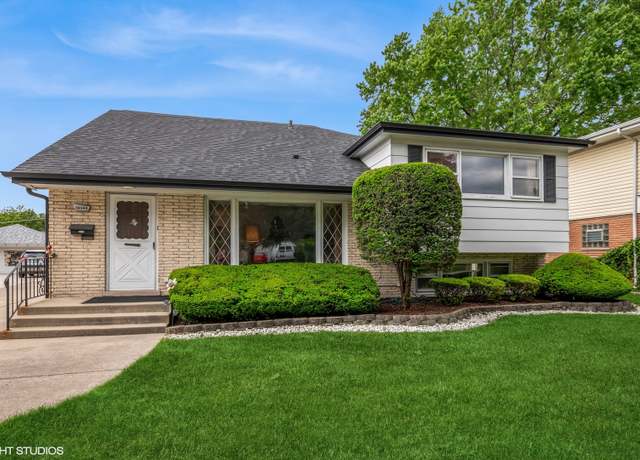 Property at 10540 Lockwood Ave, Oak Lawn, IL 60453, 5 beds, 2.5 baths