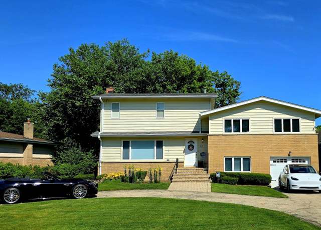 Property at 517 Appletree Ln, Deerfield, IL 60015, 5 beds, 3 baths