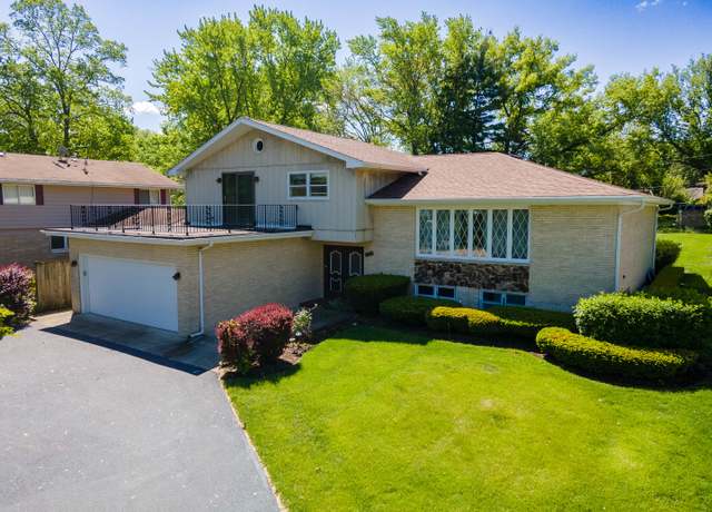 Property at 533 Lomond Dr, Mundelein, IL 60060, 5 beds, 2.5 baths