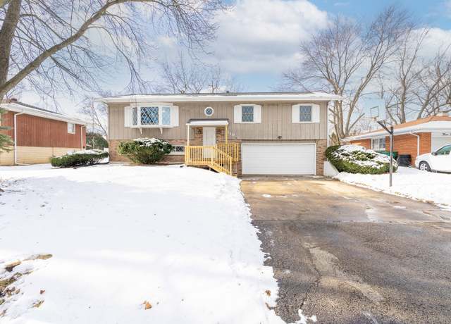 Property at 319 Arrowhead Dr, Shorewood, IL 60404, 4 beds, 2 baths