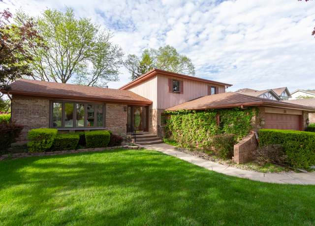 Property at 574 Sandpebble Dr, Schaumburg, IL 60193, 3 beds, 2.5 baths