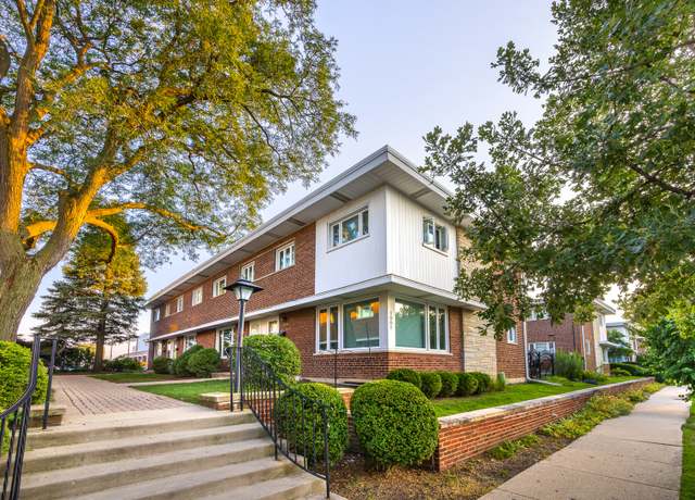 Property at 1001 Peterson Ave Unit B, Park Ridge, IL 60068, 3 beds, 1.5 baths