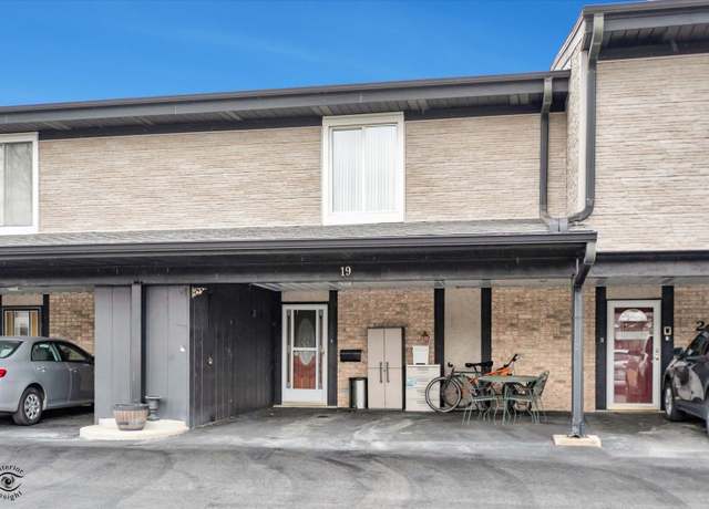 Property at 19 Cour Marquis Ave, Palos Hills, IL 60465, 2 beds, 1.5 baths