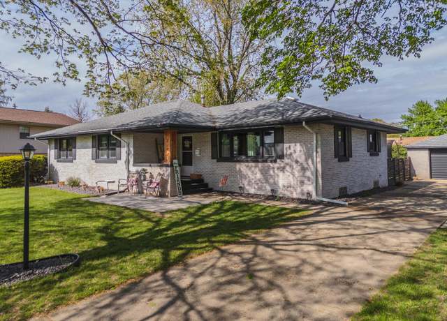 Property at 218 Ivanhoe Way, Bloomington, IL 61701, 4 beds, 1.5 baths