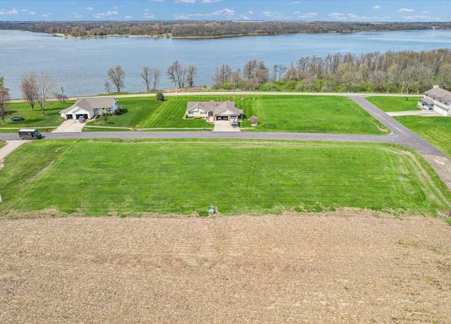 Property at 18 Lakeview Dr, Weldon, IL 61882