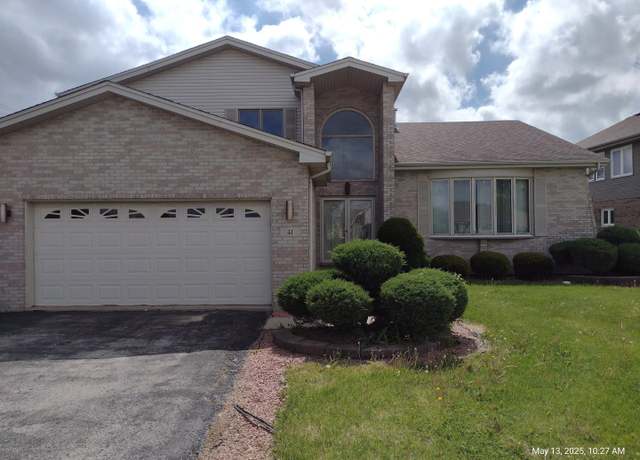 Property at 41 Manor Dr, Matteson, IL 60443, 4 beds, 3.5 baths