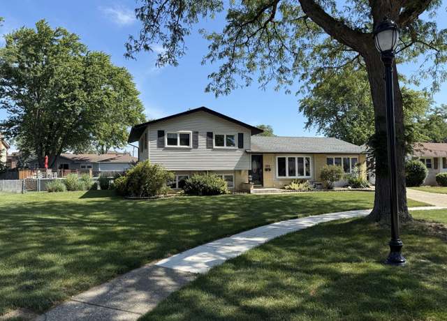 Property at 628 Ironwood Dr, Elk Grove Village, IL 60007, 4 beds, 2 baths