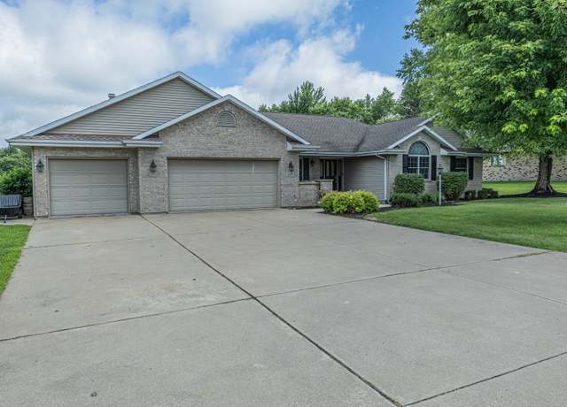 Property at 118 N Prairie Dr, Forreston, IL 61030, 3 beds, 4 baths