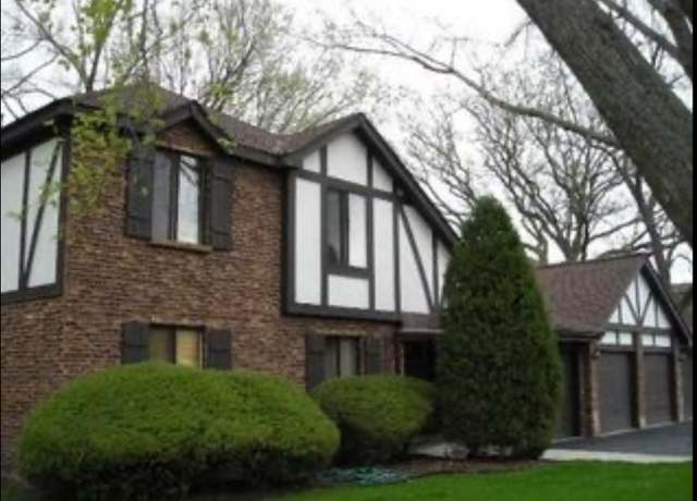 Property at 8234 Chestnut Dr Unit 39B, Palos Hills, IL 60465, 2 beds, 2 baths
