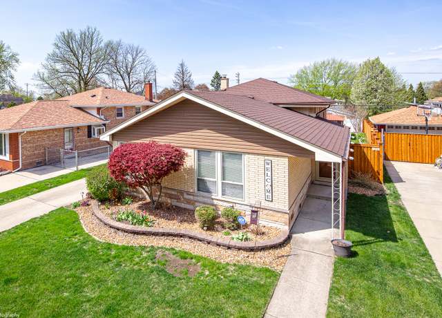 Property at 10540 S Kolin Ave, Oak Lawn, IL 60453, 3 beds, 1.5 baths