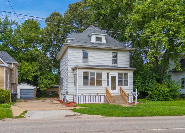 Property at 1011 S Center St, Bloomington, IL 61701, 4 beds, 2 baths