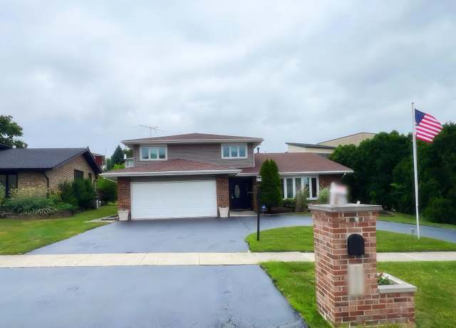 Property at 10329 S Interlochen Dr, Palos Hills, IL 60465, 3 beds, 2.5 baths