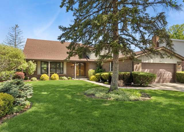 Property at 1418 E Waverly Dr, Arlington Heights, IL 60004, 4 beds, 3 baths