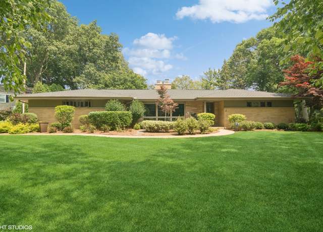 Property at 2007 Crestwood Ln, Palatine, IL 60067, 3 beds, 3.5 baths