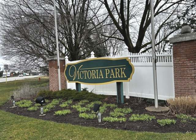 Property at 1801 Torrey Pkwy, Libertyville, IL 60048