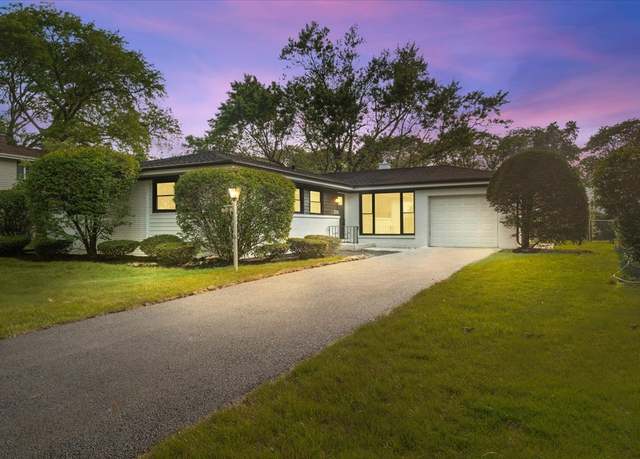 Property at 114 S Waverly Pl, Mount Prospect, IL 60056, 3 beds, 2 baths