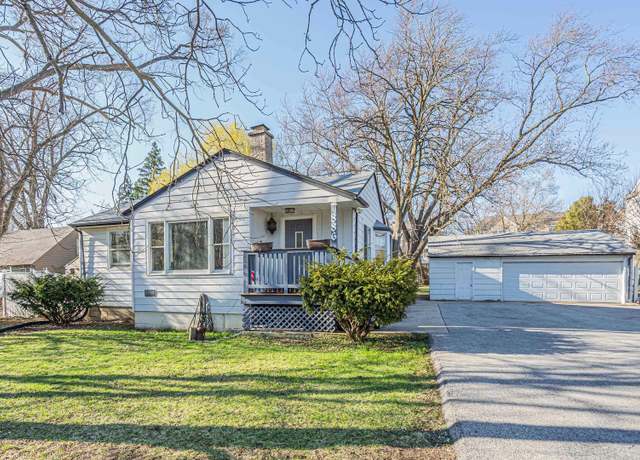 Property at 886 W Palatine Rd, Palatine, IL 60067, 3 beds, 2 baths