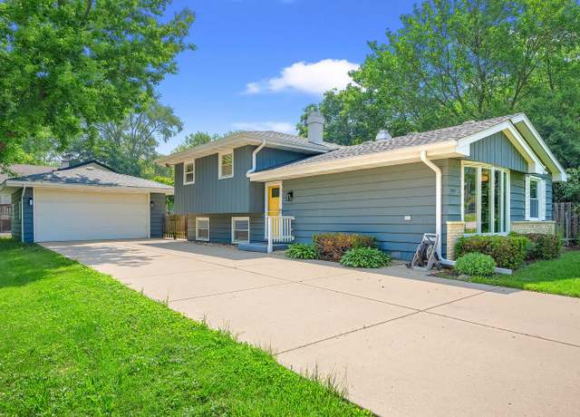 Property at 5523 Pershing Ave, Downers Grove, IL 60515, 3 beds, 2 baths