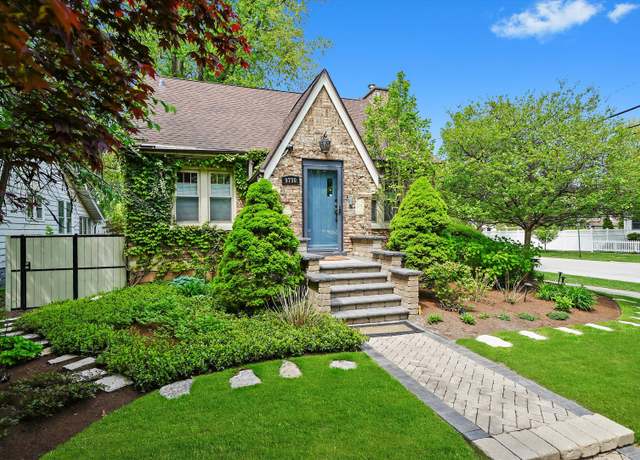 Property at 9700 S 50th Ct, Oak Lawn, IL 60453, 5 beds, 3.5 baths