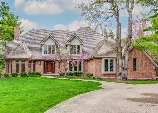 Property at 318 Camelot Ln, Libertyville, IL 60048, 4 beds, 3.5 baths