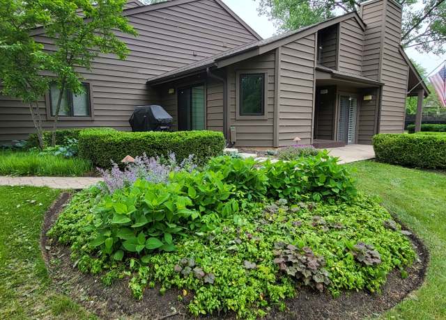 Property at 63 Lakewood Cir #63, St. Charles, IL 60174, 2 beds, 2 baths