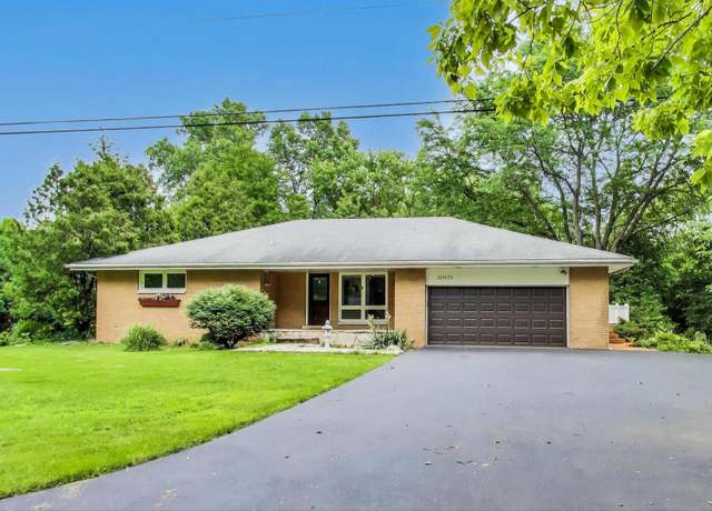 Property at 30975 N Blackhawk Trl, Grayslake, IL 60030, 3 beds, 2.5 baths