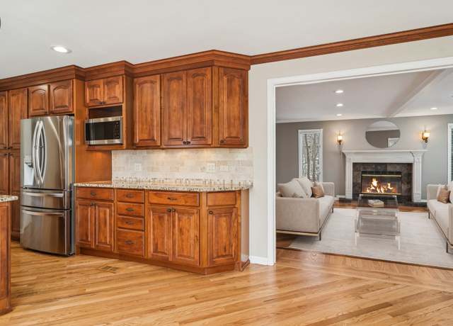 Property at 1019 Rockland Rd, Lake Bluff, IL 60044, 7 beds, 4 baths