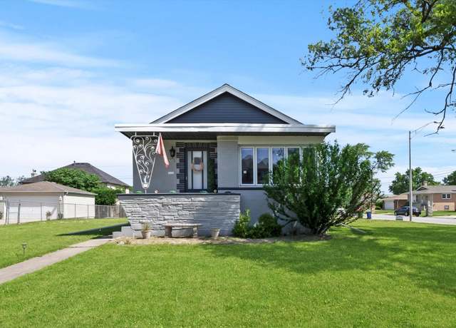 Property at 6200 W 94th St, Oak Lawn, IL 60453, 5 beds, 3 baths