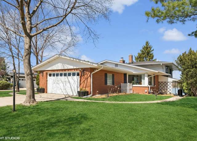 Property at 2912 S Briarwood Dr E, Arlington Heights, IL 60005, 4 beds, 2 baths
