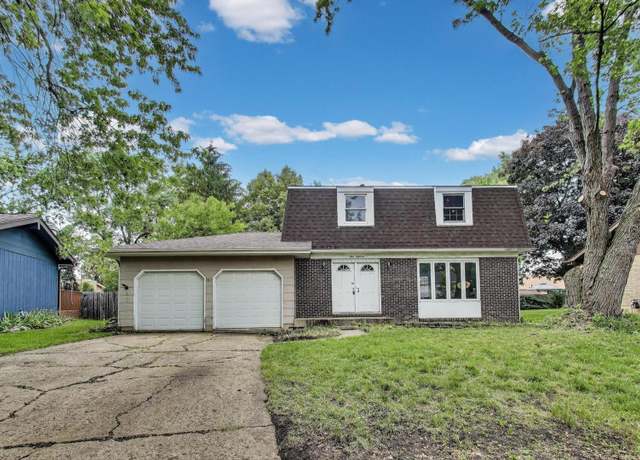 Property at 418 Surrey Ln, Lindenhurst, IL 60046, 4 beds, 1.5 baths