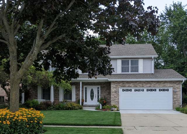 Property at 113 Robincrest Ln, Lindenhurst, IL 60046, 4 beds, 2.5 baths