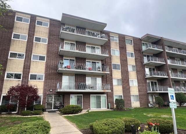 Property at 2900 Maple Ave Unit 5A, Downers Grove, IL 60515, 2 beds, 1.5 baths