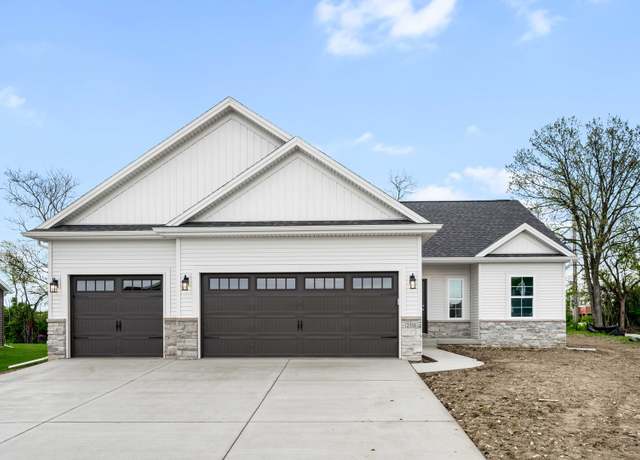 Property at 2516 Savanna Rd, Bloomington, IL 61705, 3 beds, 2 baths